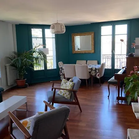 Great 3 Bedroom Very Center Of Apartment *